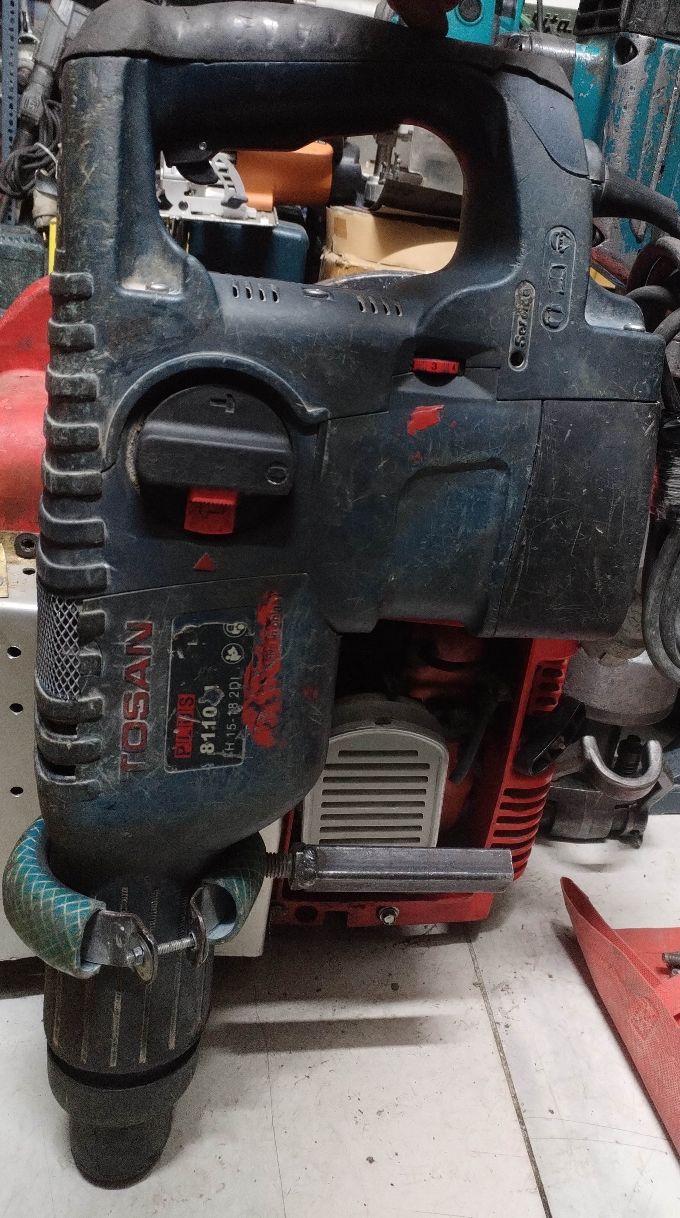 دریل بتن کن دیمر دار 11 کیلویی 2 حالته 1500 وات 5 شیار توسن پلاس مدل TOSAN PLUS 8110H استوک