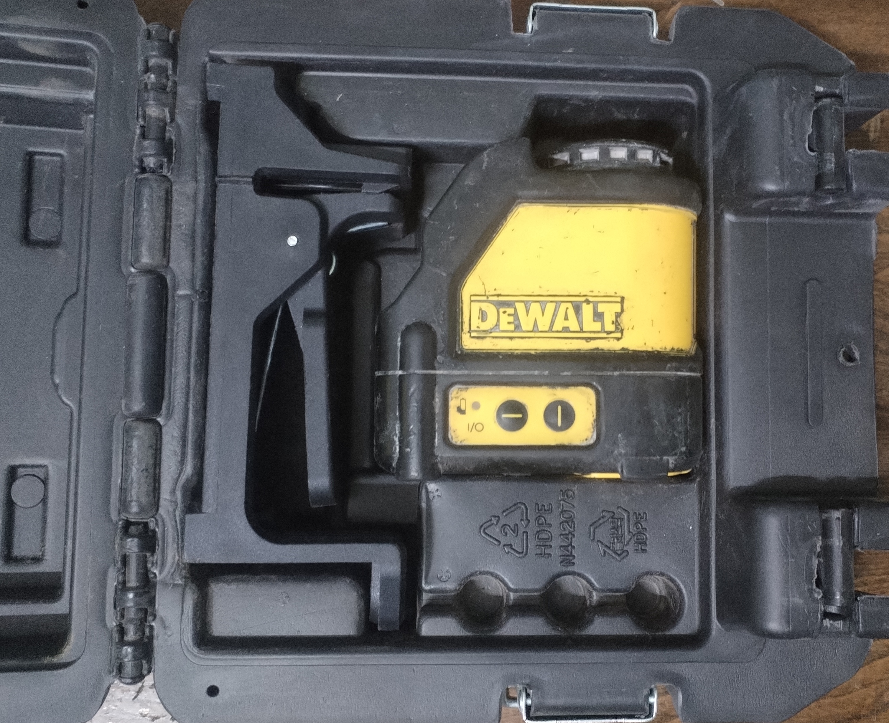 تراز لیزری تیپ 1 دو خط نور قرمز دیوالت آلمان اصلی مدل Dewalt DW088 استوک