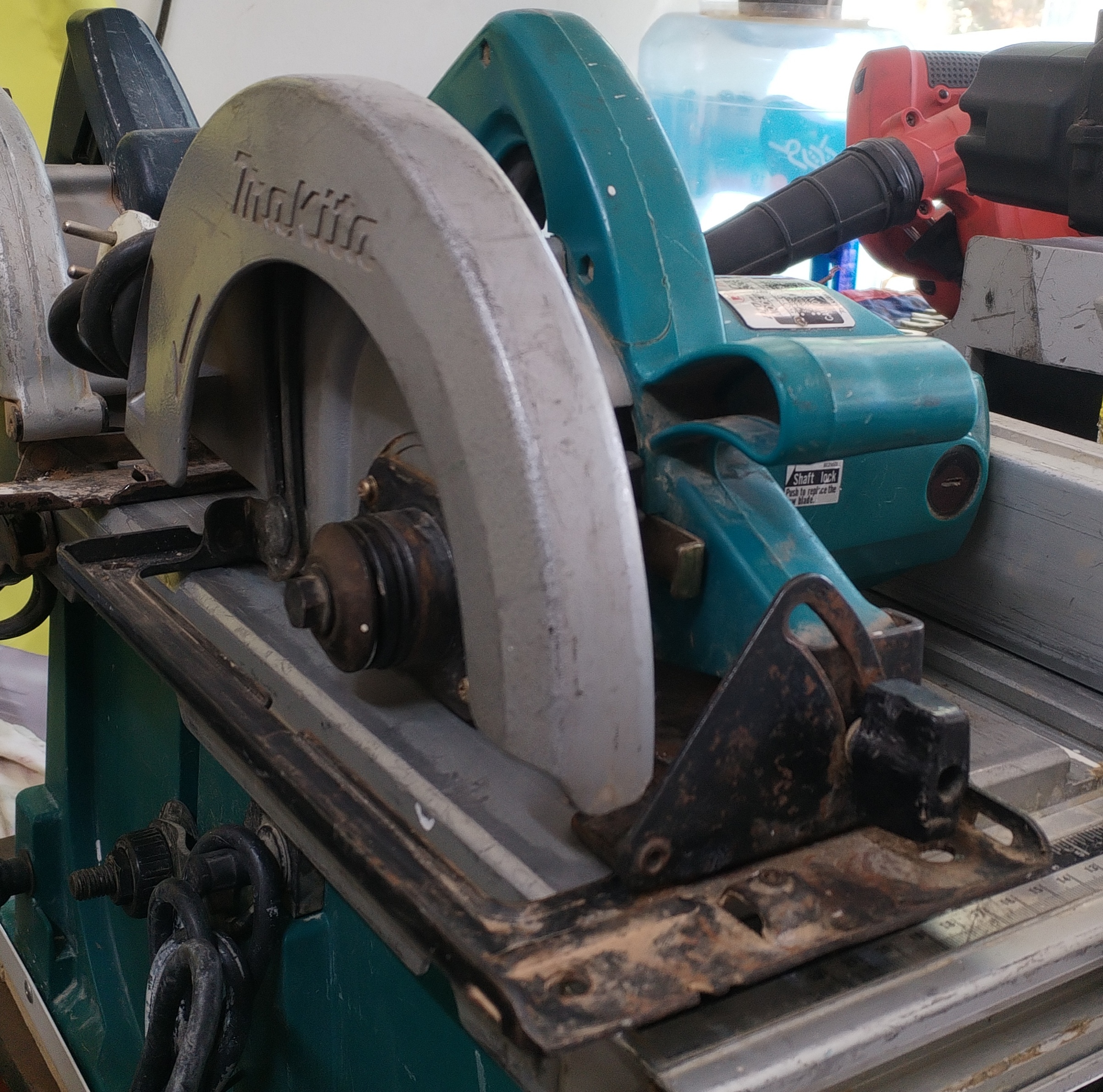 اره دیسکی گرد بر پلاک فلزی 210 میلی متری ماکیتا ژاپن اصلی مدل Makita 5008B استوک