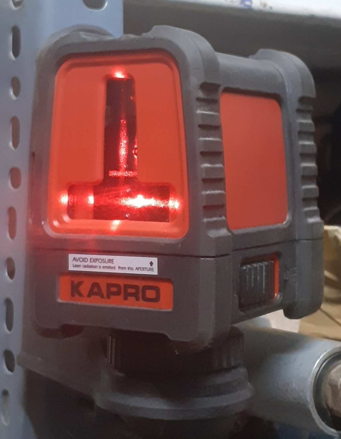تراز لیزری دو خط نور قرمز با برد ۵۰ متری کاپرو آمریکا اصلی مدل KAPRO 870 در حد نو