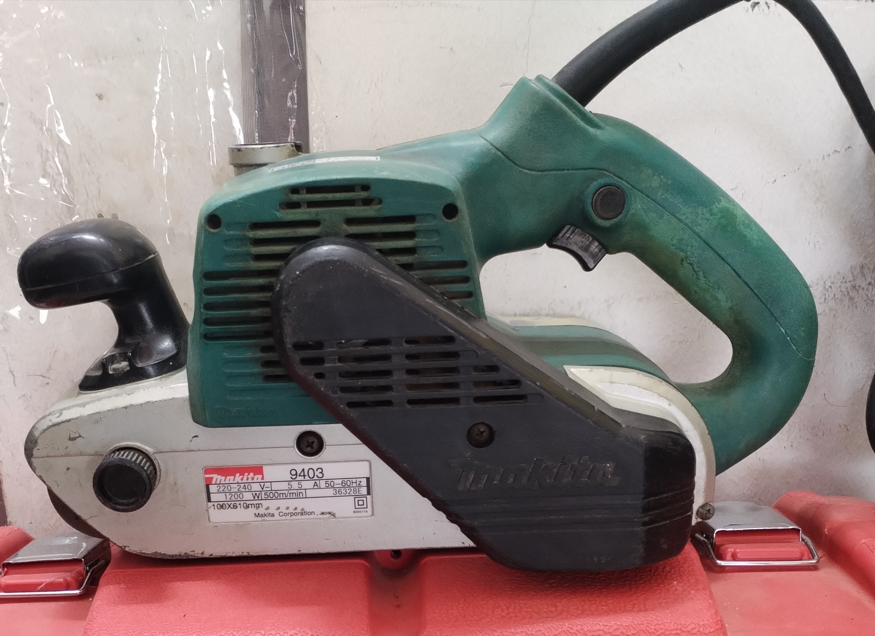 سنباده زن تانکی غلطکی نواری 1200 وات ماکیتا ژاپن اصلی پلاک قرمز مدل Makita9403 استوک