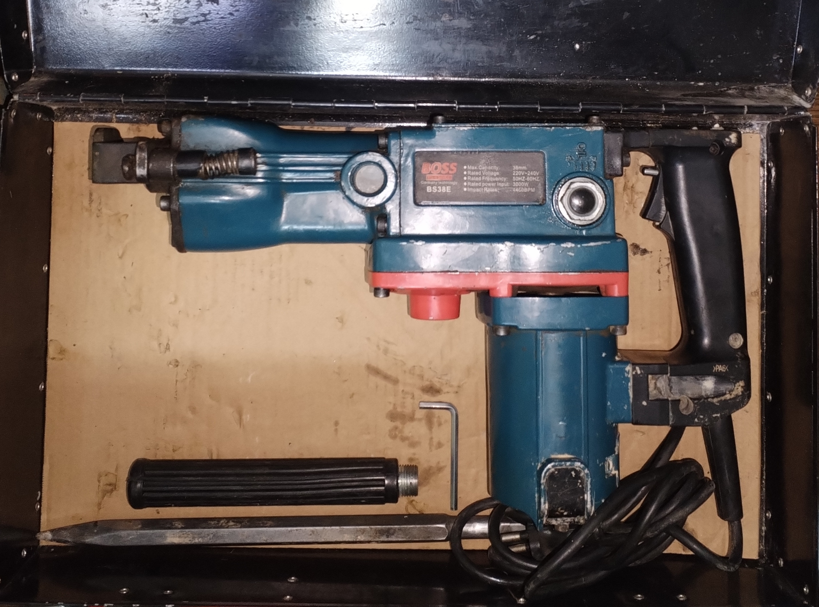 چکش تخریب بتن کن 3000 وات 38 میلی متری دو کاره روغنی 7 کیلوگرمی باس مدل BOSS BS38E در حد نو