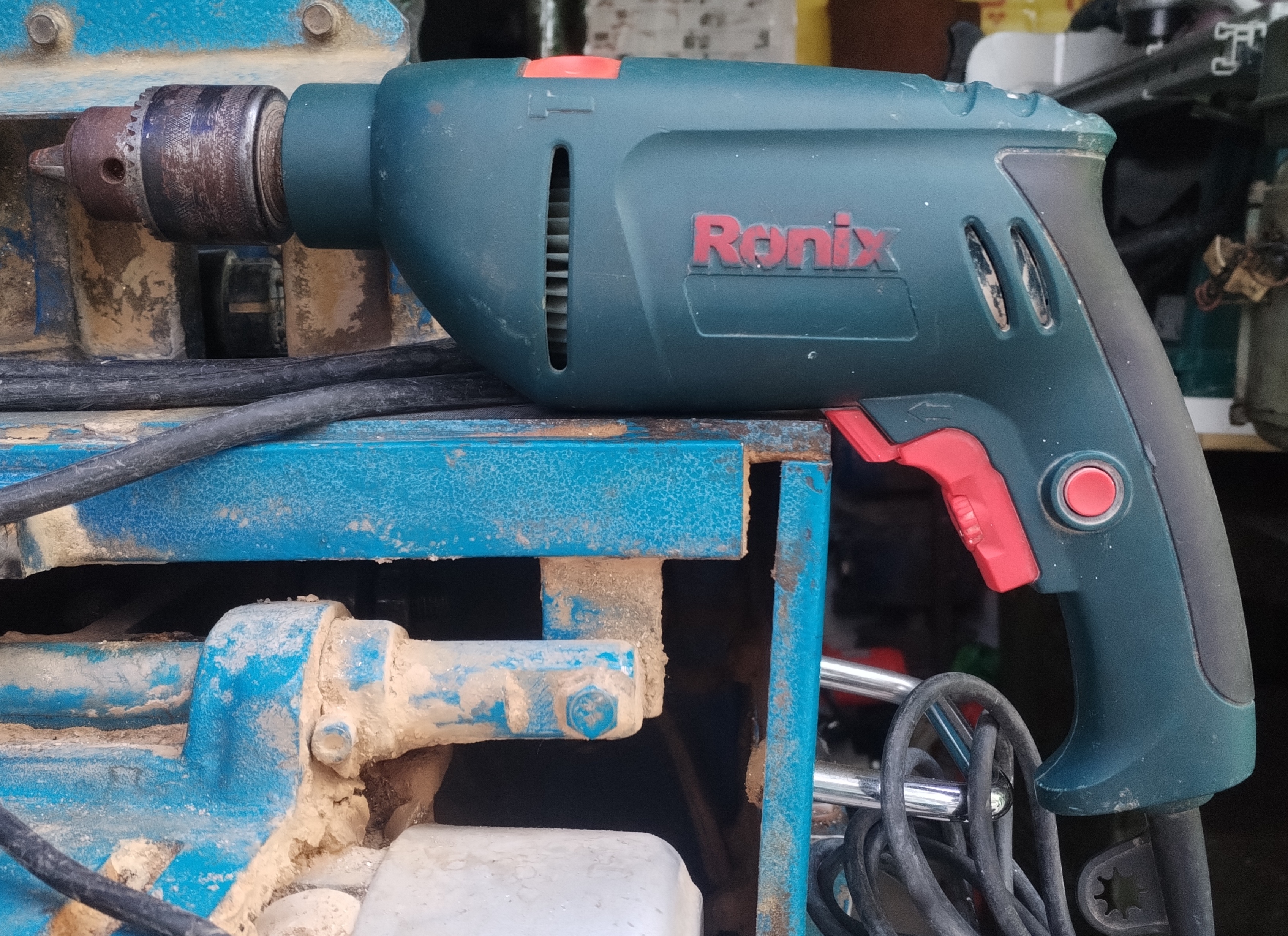 دریل چکشی 13 میلی متری دیمر دار چپ گرد راست گرد 810 وات رونیکس مدل RONIX 2210C در حد نو