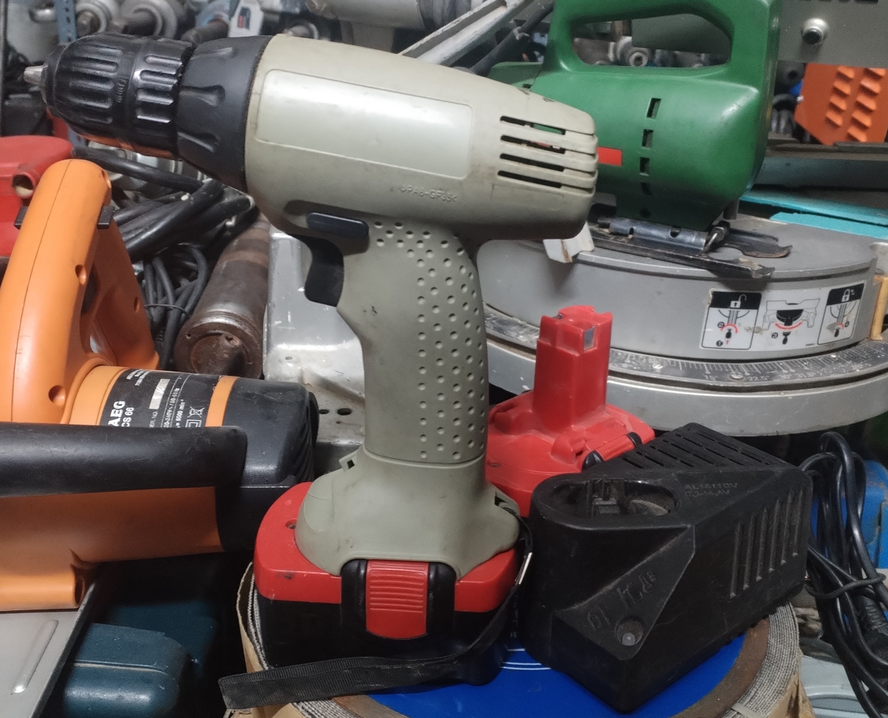 دریل و پیچ گوشتی شارژی 12 ولت اتومات ترکمتردار صنعتی کرون مدل Crown CT12V استوک