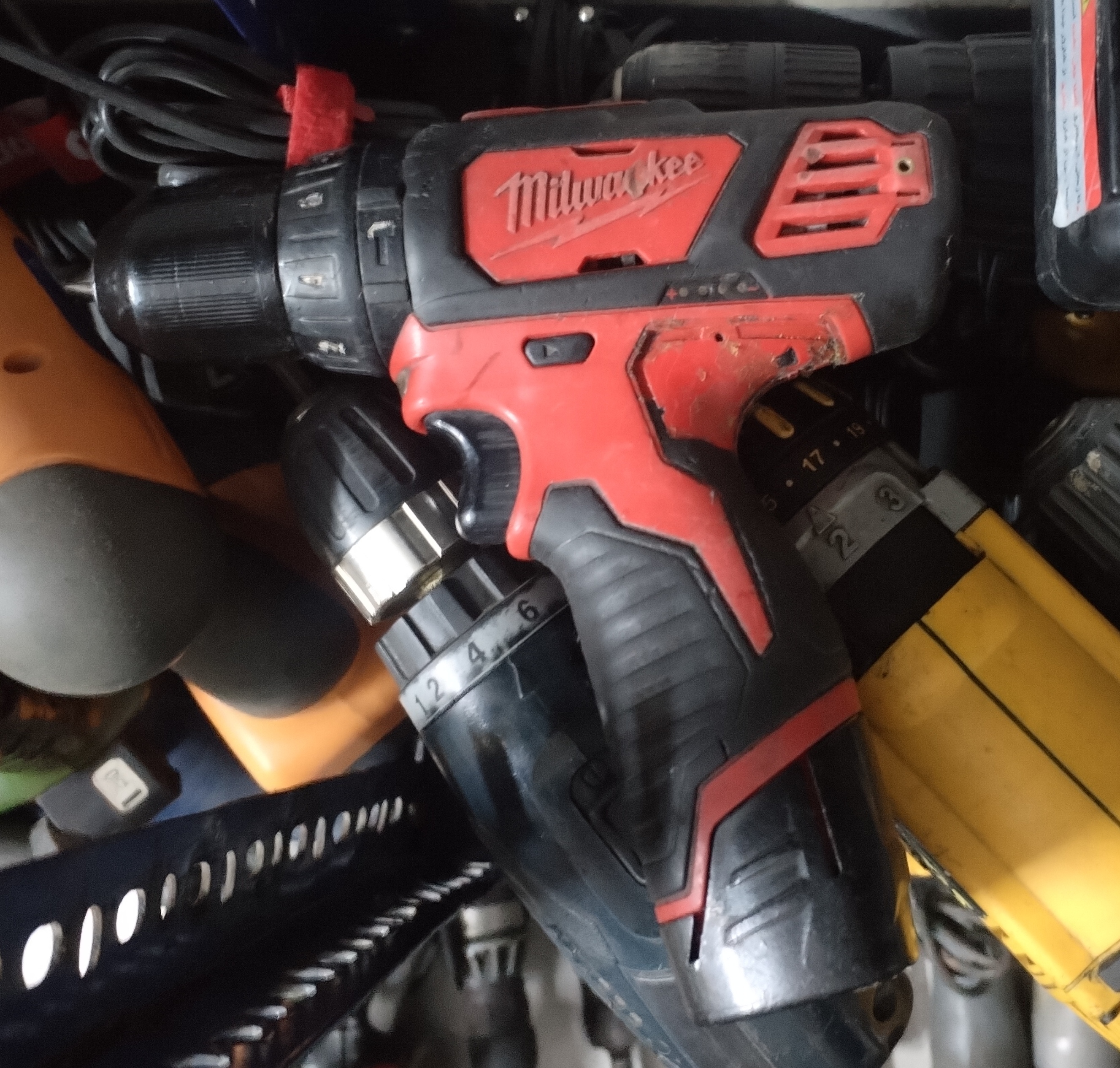دریل و پیچ گوشتی شارژی چکشی 12 ولتی ترکمتر دار اتوماتیک میلواکی آلمان اصلی مدل Milwaukee M12BDP-202C استوک