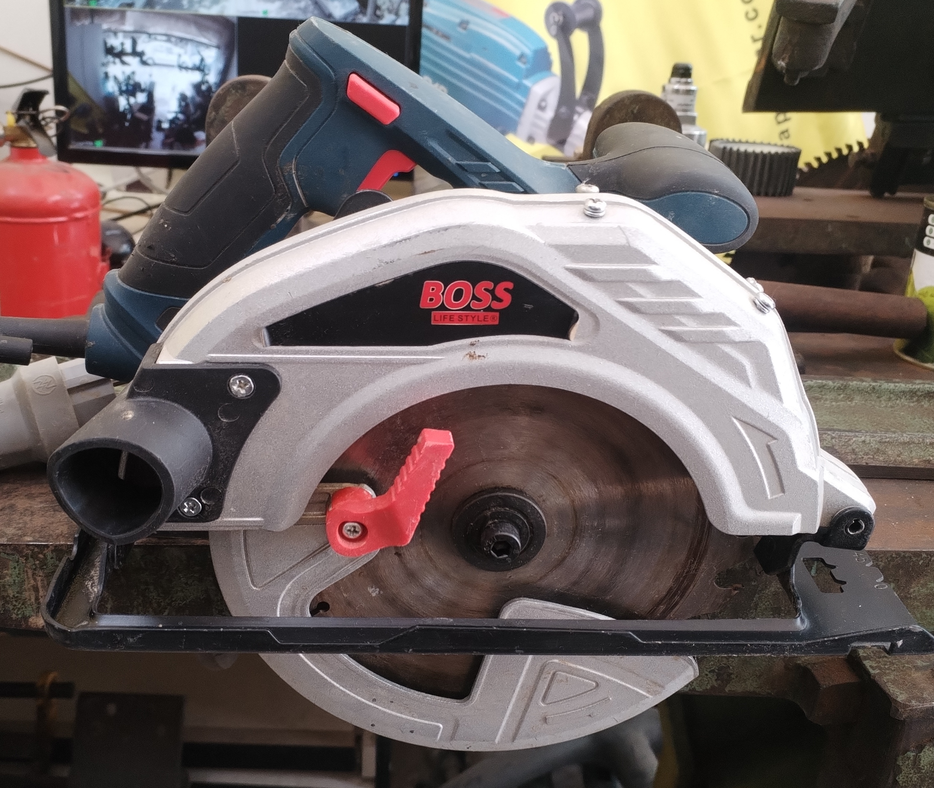 اره دیسکی گرد بر 1750 وات 185 میلی متری باس همراه تیغه مدل BOSS M1Y-TD-185B در حد نو