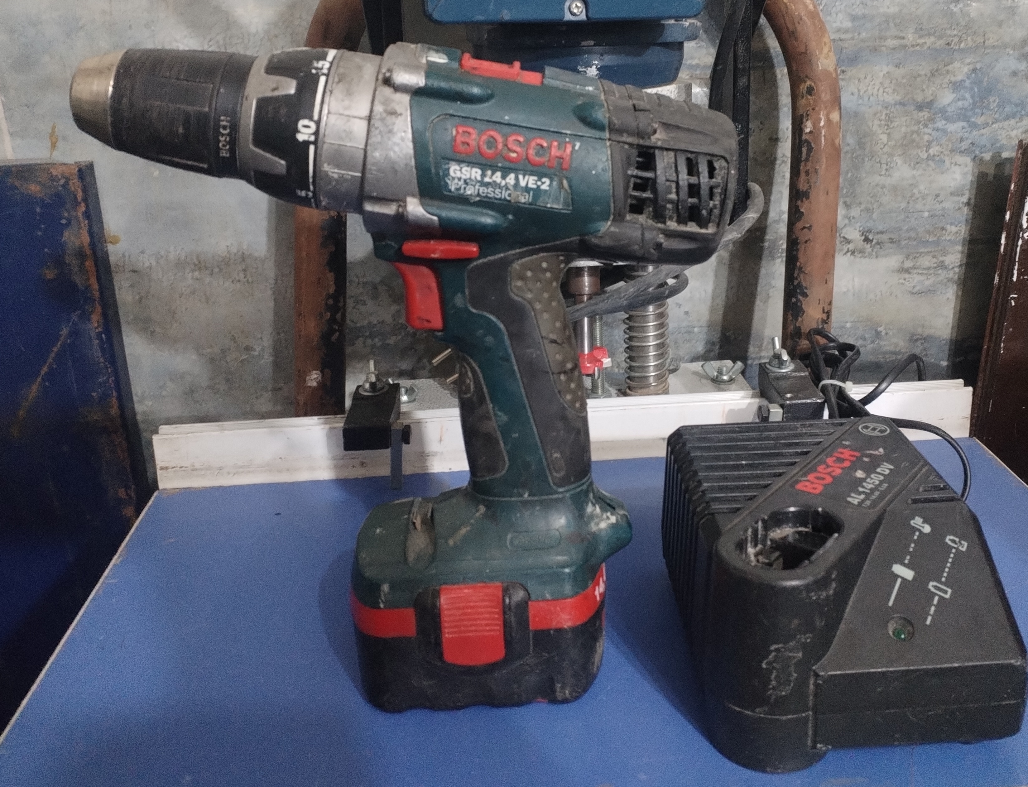 دریل و پیچ گوشتی شارژی 13 میلیمتری اتوماتیک ترکمتردار صنعتی 2 دور 14/4 ولتی بوش سوئیس اصلی مدل BOSCH GSR 14.4 VE2 استوک